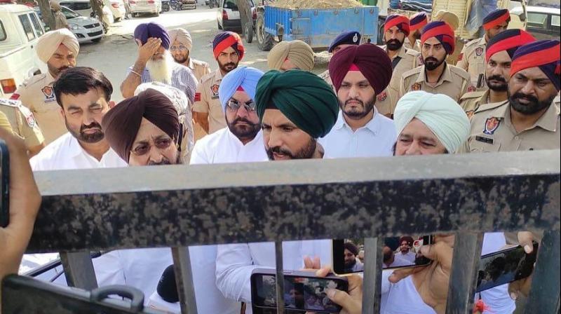 Punjab Congress leaders were prevented from meeting Sukhpal Singh Khaira in Fazilka Punjab Congress leaders were prevented from meeting Sukhpal Singh Khaira in Fazilka