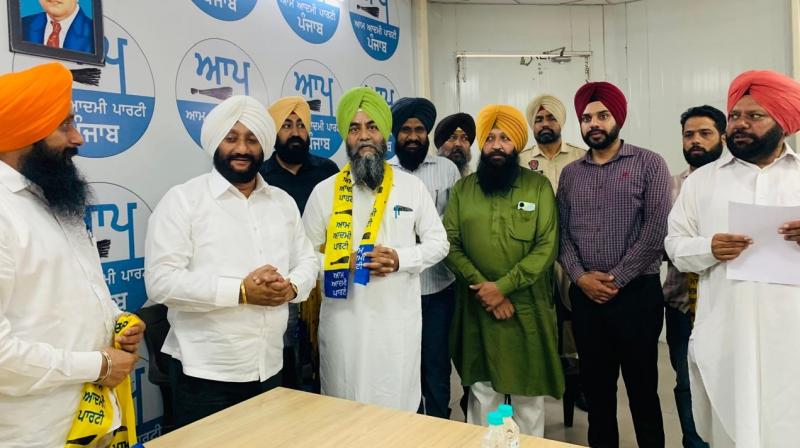 ਵਿਧਾਇਕ ਕੁਲਵੰਤ ਸਿੰਘ ਆਮ ਆਦਮੀ ਪਾਰਟੀ 'ਚ ਸ਼ਾਮਲ ਹੋਣ ਵਾਲੇ ਆਗੂਆਂ ਦਾ ਸਵਾਗਤ ਕਰਦੇ ਹੋਏ। ਵਿਧਾਇਕ ਕੁਲਵੰਤ ਸਿੰਘ ਆਮ ਆਦਮੀ ਪਾਰਟੀ 'ਚ ਸ਼ਾਮਲ ਹੋਣ ਵਾਲੇ ਆਗੂਆਂ ਦਾ ਸਵਾਗਤ ਕਰਦੇ ਹੋਏ।