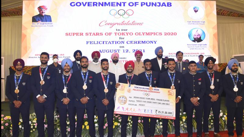 Captain Amarinder Singh With Olympic Players Captain Amarinder Singh With Olympic Players