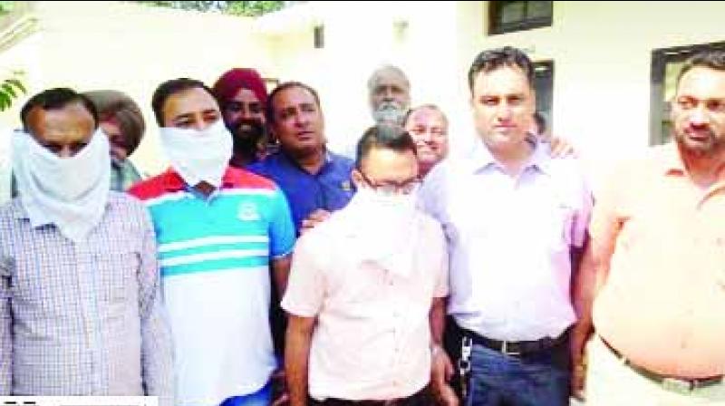  Vigilance team with arrested Tehsildar' Reader & others