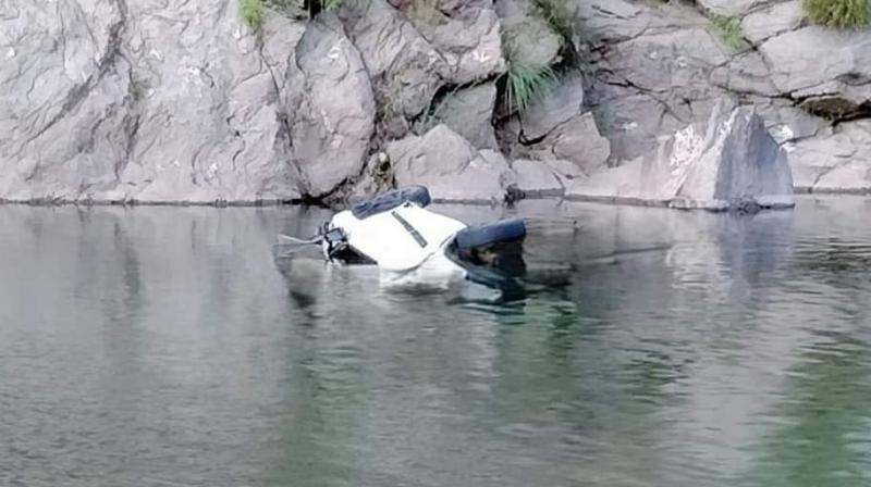 Swift car fell in the Pabar river in Himachal Swift car fell in the Pabar river in Himachal