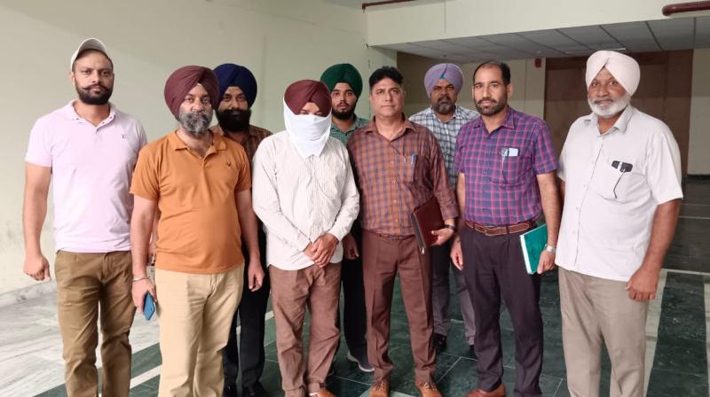 Vigilance Bureau arrested a mal patwari red-handed while taking a bribe of Rs 4500 Vigilance Bureau arrested a mal patwari red-handed while taking a bribe of Rs 4500