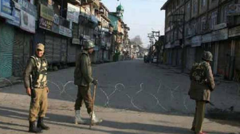 Curfew continues in Jammu-Kashmir 