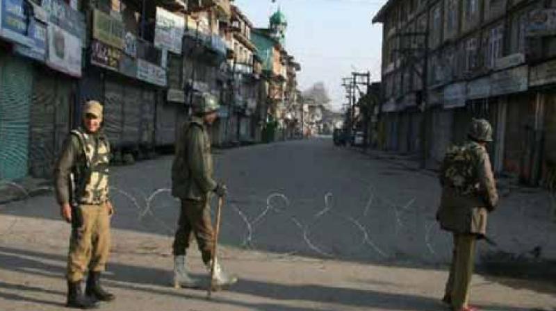 Curfew continues in Jammu-Kashmir Curfew continues in Jammu-Kashmir