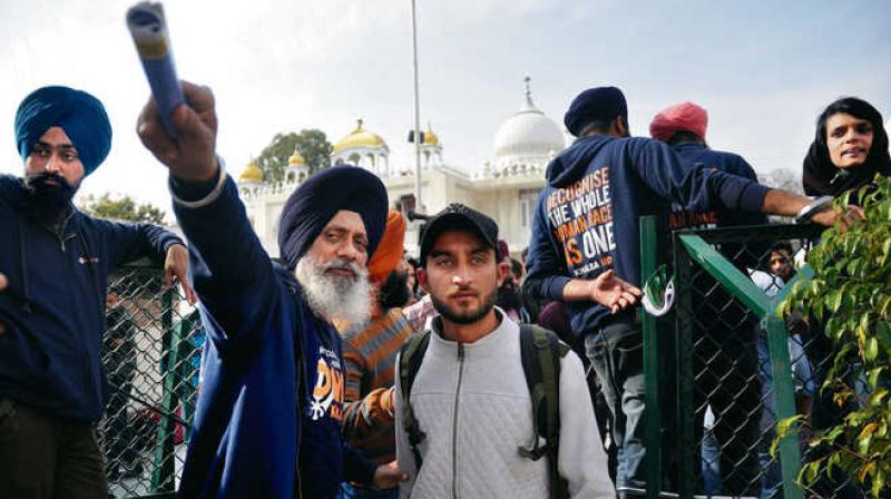 Khalsa Aid volunteers assists Kashmiri students