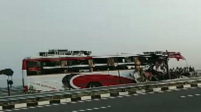 Accident on Agra-Lucknow Expressway Accident on Agra-Lucknow Expressway