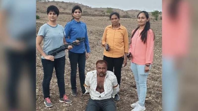 Gangster Alla Rakha has to surrender before Gujarat women police Gangster Alla Rakha has to surrender before Gujarat women police