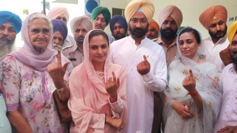 Candidates and politicians cast their votes Candidates and politicians cast their votes