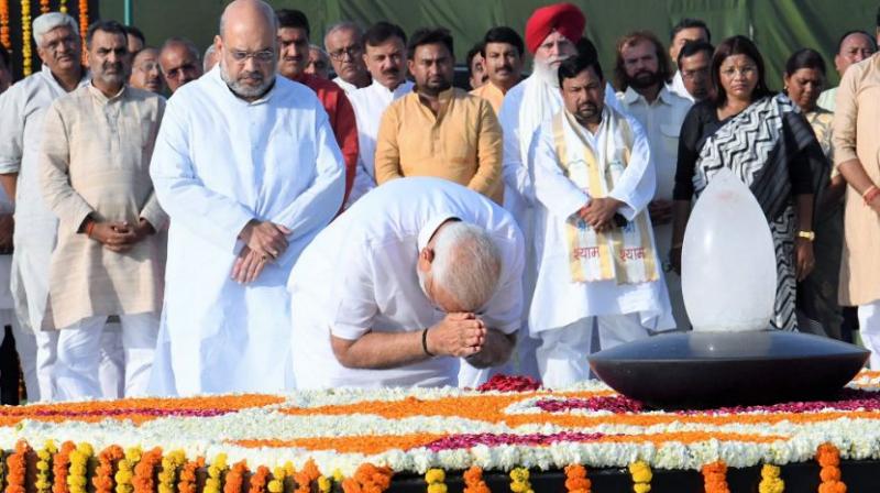 PM Modi pays tribute PM Modi pays tribute