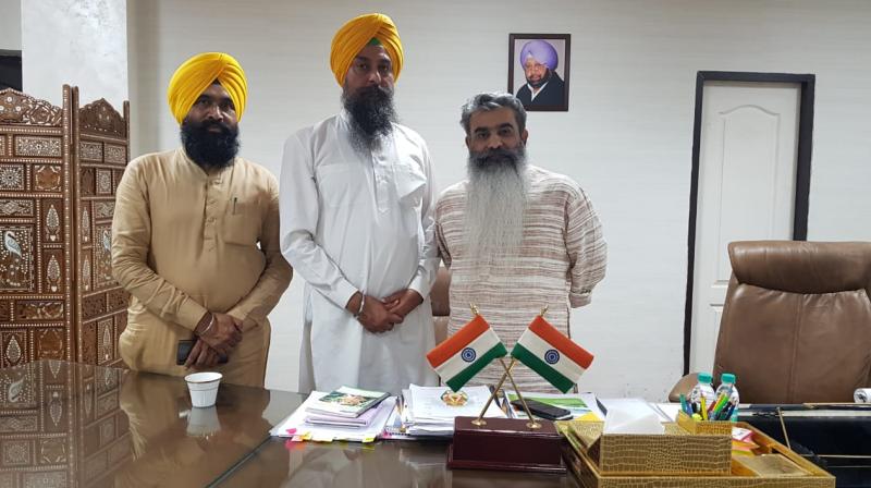 Poor-quality wheat being distributed under ‘Atta’Daal’ scheme: AAP submits memorandum to food minister Poor-quality wheat being distributed under ‘Atta’Daal’ scheme: AAP submits memorandum to food minister