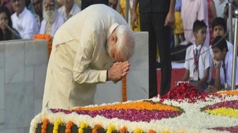 PM Modi floral tribute to mahatma gandhi at Rajghat