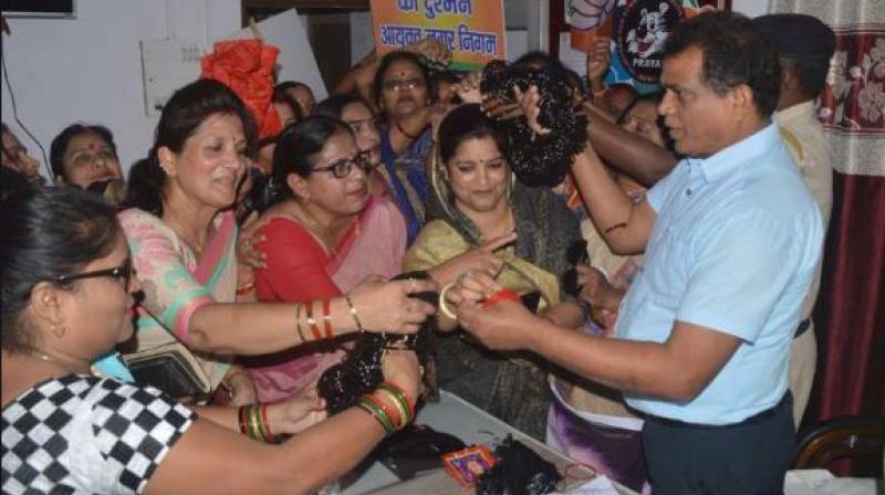 women protest in IAS's office at rewa