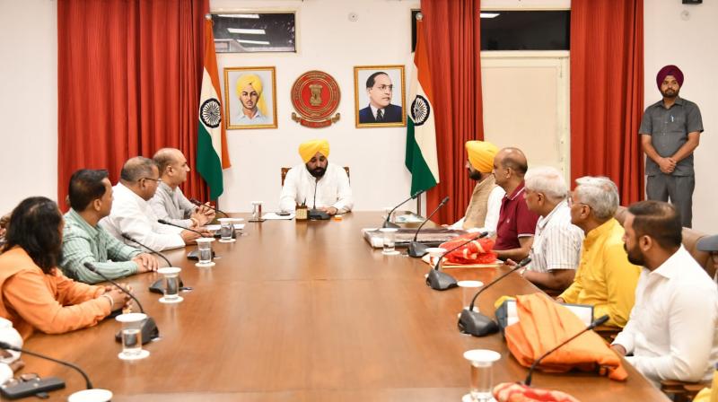ਹਿੰਦੂ ਜਥੇਬੰਦੀ CM ਭਗਵੰਤ ਮਾਨ ਨਾਲ ਮੁਲਾਕਾਤ ਕਰਦੇ ਹੋਏ ਹਿੰਦੂ ਜਥੇਬੰਦੀ CM ਭਗਵੰਤ ਮਾਨ ਨਾਲ ਮੁਲਾਕਾਤ ਕਰਦੇ ਹੋਏ