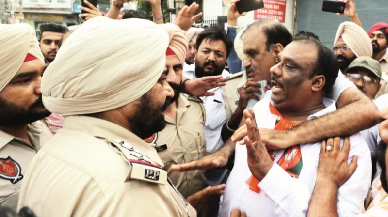 Article 370 scrapped : BJP leaders-Police clash at Bathinda Article 370 scrapped : BJP leaders-Police clash at Bathinda