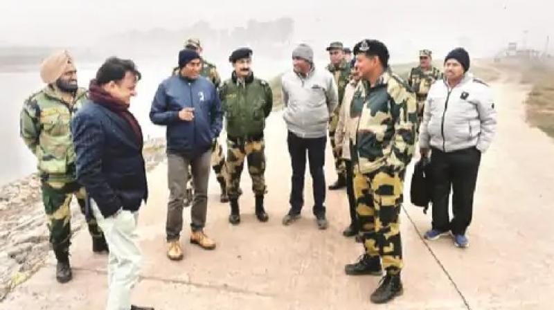 Farmers' land on Indo-Pak border free from barbed wire: 200 meters of barbed wire to be removed Farmers' land on Indo-Pak border free from barbed wire: 200 meters of barbed wire to be removed