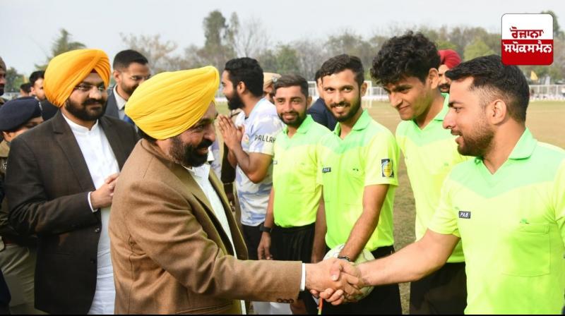 ਟੂਰਨਾਮੈਂਟ ਦੌਰਾਨ ਮੁੱਖ ਮੰਤਰੀ ਭਗਵੰਤ ਮਾਨ ਖਿਡਾਰੀਆਂ ਨਾਲ ਹੱਥ ਮਿਲਾਉਂਦੇ ਹੋਏ ਟੂਰਨਾਮੈਂਟ ਦੌਰਾਨ ਮੁੱਖ ਮੰਤਰੀ ਭਗਵੰਤ ਮਾਨ ਖਿਡਾਰੀਆਂ ਨਾਲ ਹੱਥ ਮਿਲਾਉਂਦੇ ਹੋਏ