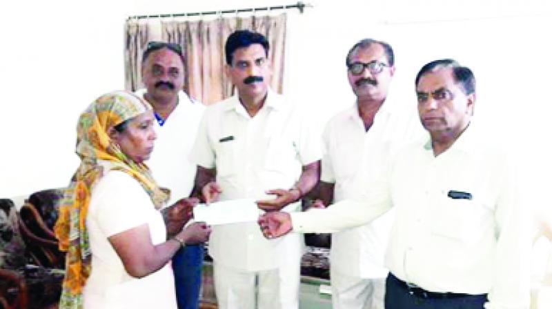 Krishna Bedi distributing Check's Krishna Bedi distributing Check's