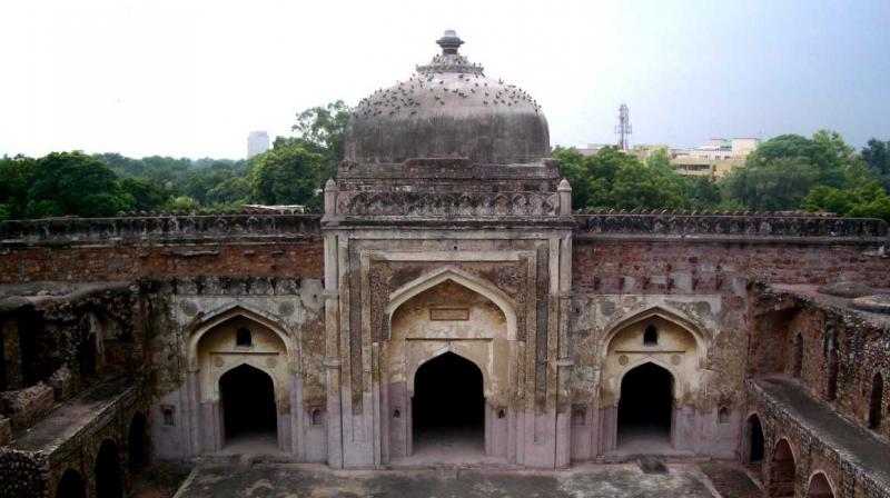 Delhi's first mosque. Quwwat-ul-Islam