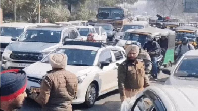 Jalandhar News: ਜਾਮ ਖੁਲ੍ਹਵਾਉਂਦੀ ਪੁਲਿਸ Jalandhar News: ਜਾਮ ਖੁਲ੍ਹਵਾਉਂਦੀ ਪੁਲਿਸ