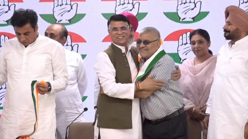 Dr Dharamvir Gandhi joins congress Dr Dharamvir Gandhi joins congress
