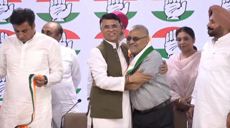 Dr Dharamvir Gandhi joins congress 