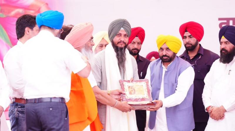 CM DURING 300 BIRTH ANNIVERSARY OF LEGENDARY WARRIOR JASSA SINGH RAMGARHIA CM DURING 300 BIRTH ANNIVERSARY OF LEGENDARY WARRIOR JASSA SINGH RAMGARHIA