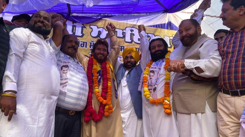 Chandan Grewal joins AAP Chandan Grewal joins AAP