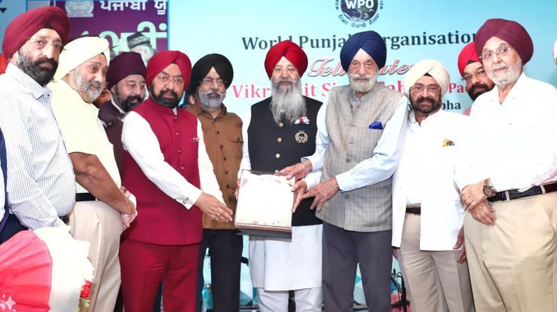 Iqbal Singh Lalpura honored Vikram Sahni on receiving an honorary doctorate Iqbal Singh Lalpura honored Vikram Sahni on receiving an honorary doctorate
