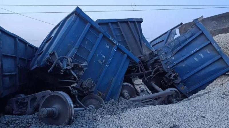 Uttar Pradesh: Teen killed, 3 others injured as goods train derails in Etawah Uttar Pradesh: Teen killed, 3 others injured as goods train derails in Etawah
