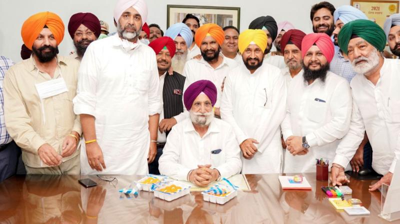 Sukhjinder Singh Randhawa assumes Charge as Deputy Chief Minister presence of Chief Minister Charanjit Singh Channi Sukhjinder Singh Randhawa assumes Charge as Deputy Chief Minister presence of Chief Minister Charanjit Singh Channi