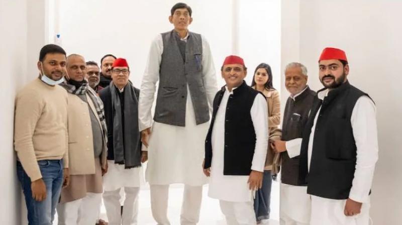 India's tallest man becomes part of Samajwadi Party