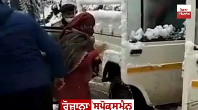 Shimla police rescue snow-stuck woman to safely deliver baby Shimla police rescue snow-stuck woman to safely deliver baby