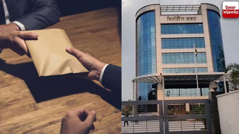 Police Inspector caught red-handed accepting bribe of 7 lakh rupees Police Inspector caught red-handed accepting bribe of 7 lakh rupees