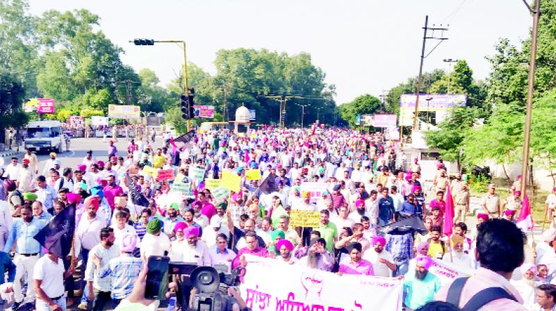 Thousands of teachers protest in  the Chief Minister's residence