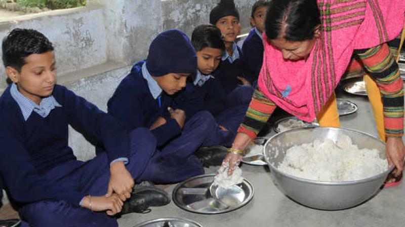 Separate Plates for Dalit Students in UP’s Primary School, video viral Separate Plates for Dalit Students in UP’s Primary School, video viral