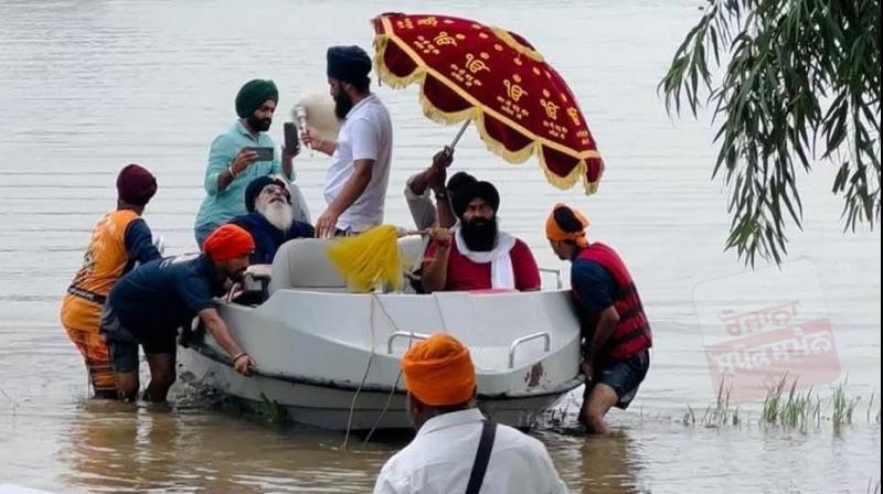 ਹੜ ਪ੍ਰਭਾਵਿਤ ਖੇਤਰਾਂ ’ਚੋਂ ਪਿੰਡ ਅਬਦੁੱਲਾਪੁਰ ਦੇ ਗੁਰੂਦੁਆਰਾ ਸਾਹਿਬ ’ਚੋਂ ਗੁਰੂ ਗ੍ਰੰਥ ਸਾਹਿਬ ਜੀ ਦੇ ਸਰੂਪ ਲਿਆਂਦੇ ਗਏ