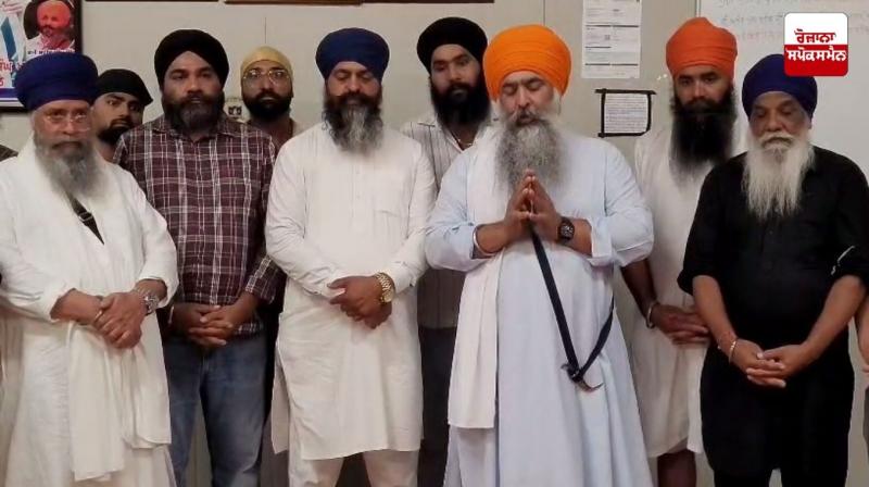 ਏਅਰ ਪੋਰਟ ਅਧਿਕਾਰੀਆਂ ਤੋਂ ਸ਼੍ਰੀ ਸਾਹਿਬ ਪ੍ਰਾਪਤ ਕਰਨ ਉਪਰੰਤ ਸਿੱਖ ਆਗੂ ਏਅਰ ਪੋਰਟ ਅਧਿਕਾਰੀਆਂ ਤੋਂ ਸ਼੍ਰੀ ਸਾਹਿਬ ਪ੍ਰਾਪਤ ਕਰਨ ਉਪਰੰਤ ਸਿੱਖ ਆਗੂ
