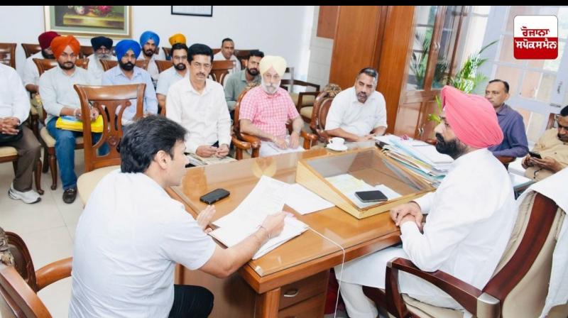 ਲਾਲਜੀਤ ਸਿੰਘ ਭੁੱਲਰ ਵੱਲੋਂ ਟਰਾਂਸਪੋਰਟ ਯੂਨੀਅਨਾਂ ਨਾਲ ਮੀਟਿੰਗ ਲਾਲਜੀਤ ਸਿੰਘ ਭੁੱਲਰ ਵੱਲੋਂ ਟਰਾਂਸਪੋਰਟ ਯੂਨੀਅਨਾਂ ਨਾਲ ਮੀਟਿੰਗ