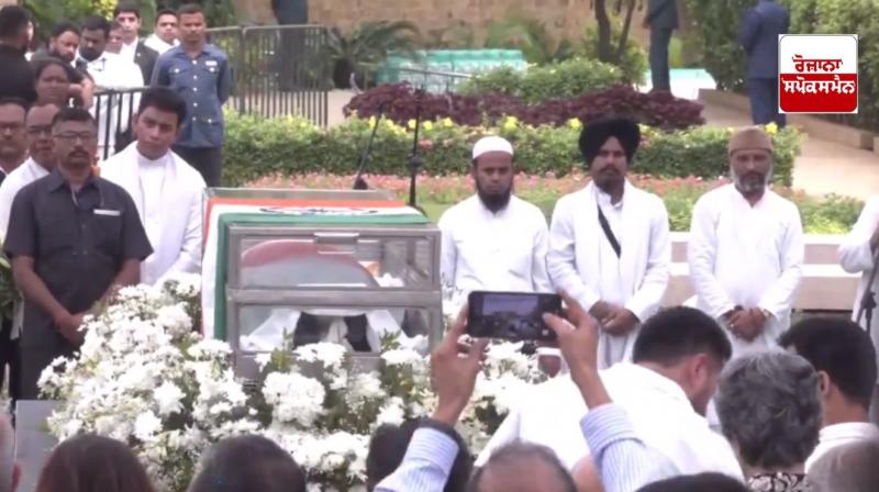 In Ratan Tata's prayer, Parsi, Muslim, Christian, Sikh and Hindu priests stood shoulder to shoulder. In Ratan Tata's prayer, Parsi, Muslim, Christian, Sikh and Hindu priests stood shoulder to shoulder.