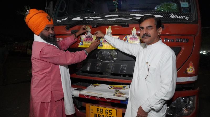 Nihang Baba Rasoolpur, who runs the langar service at the Ayodhya temple, sent many ration trucks to Ayodhya. Nihang Baba Rasoolpur, who runs the langar service at the Ayodhya temple, sent many ration trucks to Ayodhya.