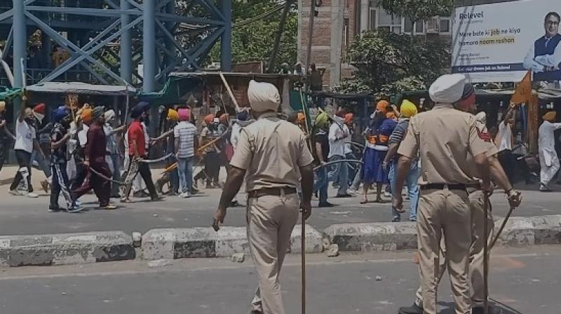The situation in Patiala is tense, police fired in the air to calm the atmosphere The situation in Patiala is tense, police fired in the air to calm the atmosphere