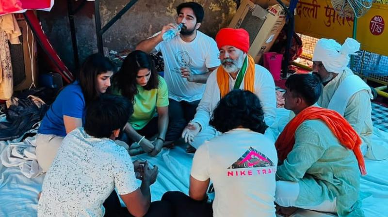 Rakesh Tikait Joins Wrestlers Protest Rakesh Tikait Joins Wrestlers Protest