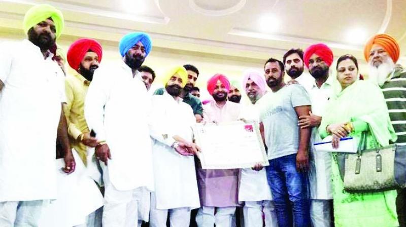 Ravnit Singh Bittu distributing Loan relief Certificates