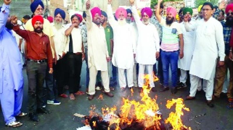 burning effigy of Rajinder Singh Sidhu burning effigy of Rajinder Singh Sidhu