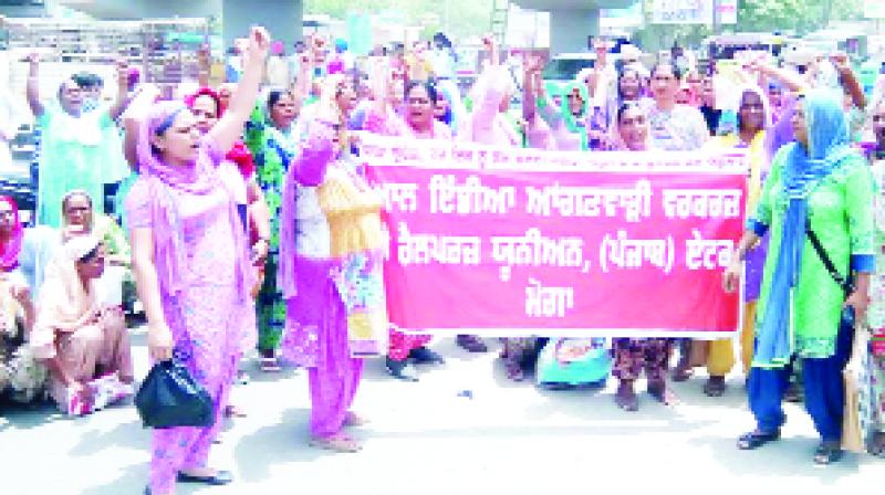 Aanganwari Workers / Helpers Union Protesting