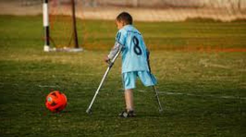 This child studying in fourth plays football with one leg, will get courage by watching video This child studying in fourth plays football with one leg, will get courage by watching video