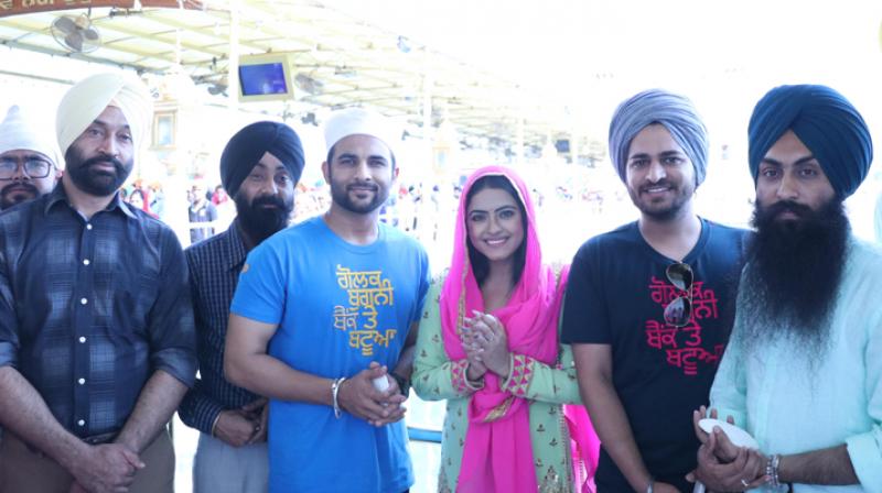 Golak Bugni Bank Te Batua team at Golden Temple