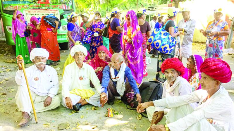 The 16 states elders perform demonstration on Jantar Mantar