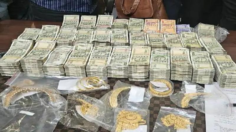 70 lakh rupees cash and 28 lakh rupees worth of jewelery recovered in Jhansi 70 lakh rupees cash and 28 lakh rupees worth of jewelery recovered in Jhansi