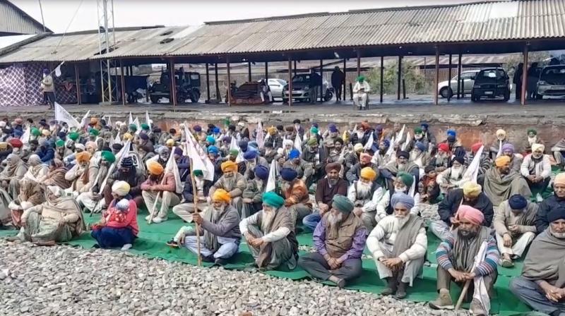The indefinite 'rail stop movement' of farmers at Batala railway station has ended, the farmers have vacated the railway tracks.